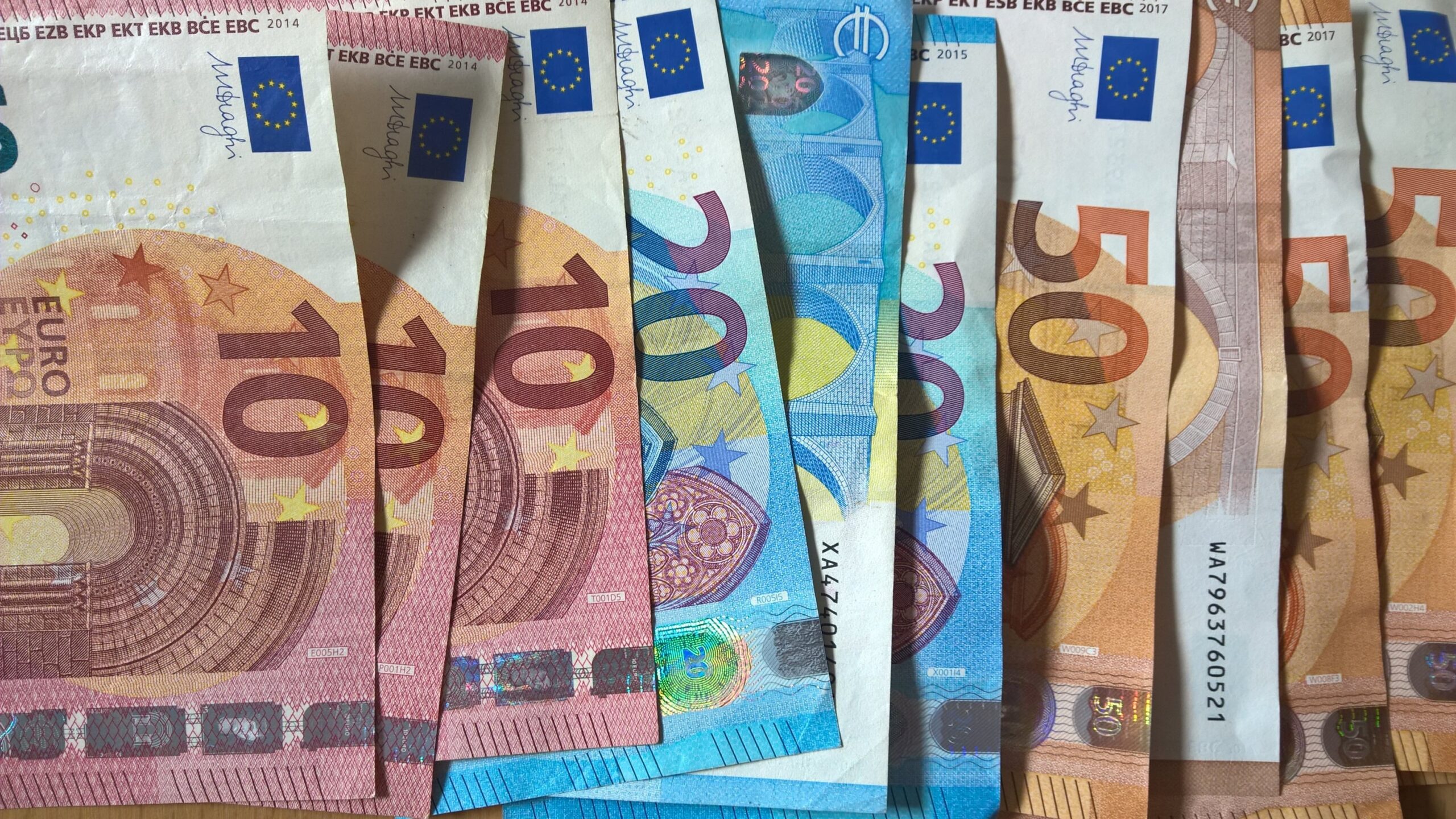 Das Bild zeigt verschiedene Euro-Scheine