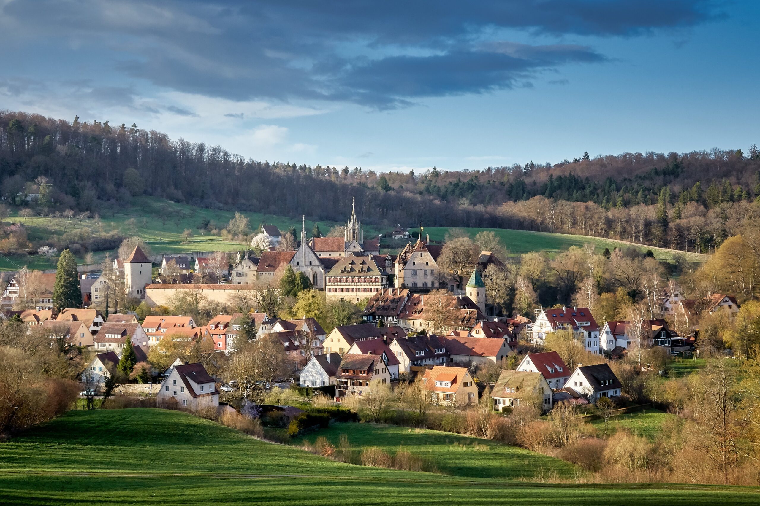 Dieses Bild zeigt eine Kleinstadt im leicht hügeligen Gelände